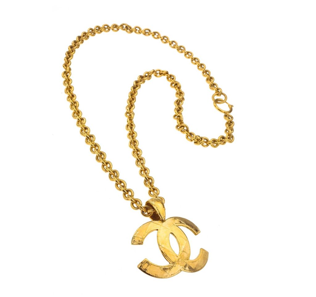 Vintage CHANEL classic chain necklace with large matelasse CC mark pen –  eNdApPi ***where you can find your favorite designer  vintages..authentic, affordable, and lovable.