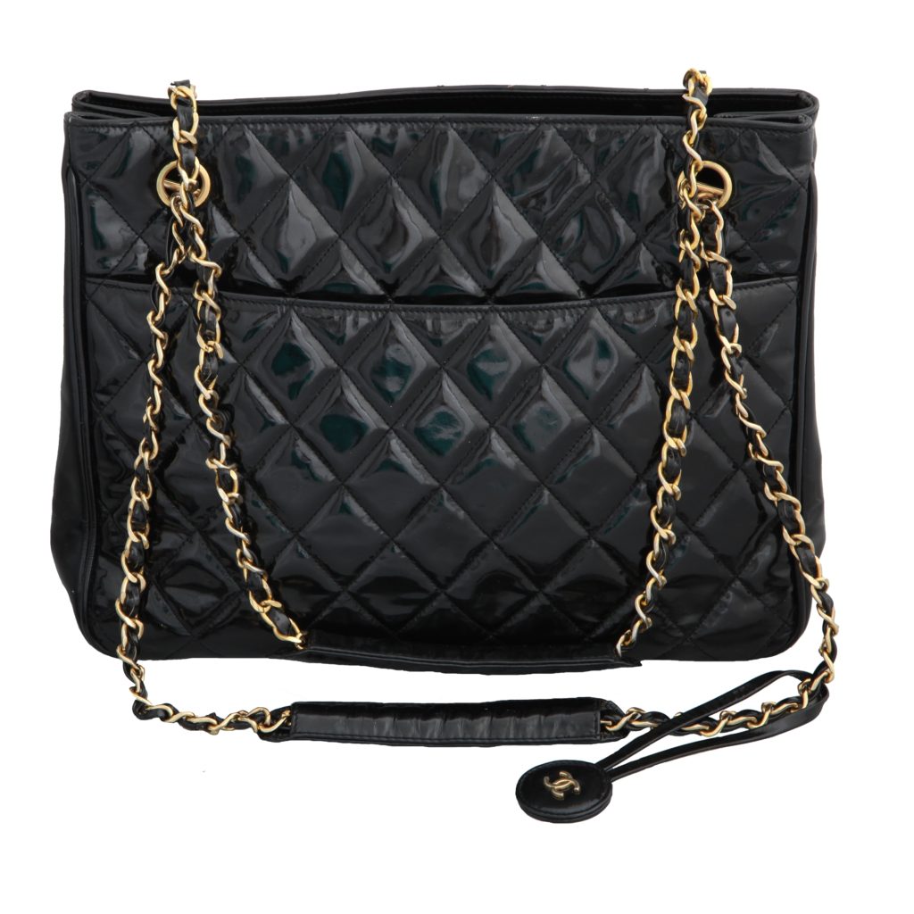 VINTAGE CHANEL QUILTED PATENT LEATHER SHOULDER BAG VINTAGE CHANEL QUILTED PATENT LEATHER SHOULDER BAG
